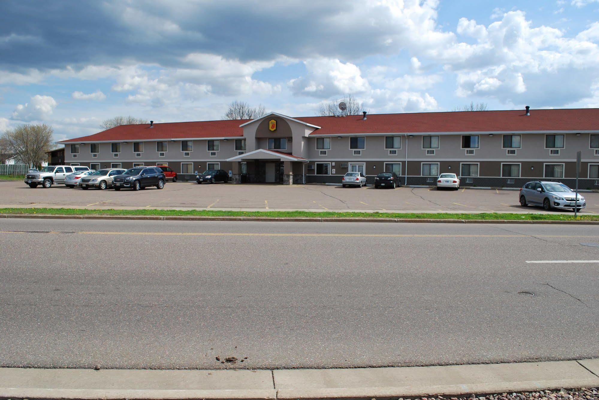Super 8 By Wyndham Eau Claire Wi Hotel Exterior foto
